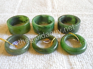 Đeo nhẫn ngón giữa để giữ tiền